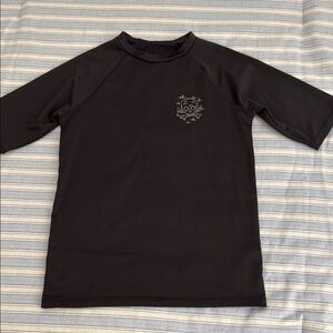 ART CLASS SHORT SLEEVE SWIM RASHGUARD TOP. SIZE L (12/14)
